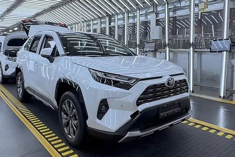 Новая Toyota RAV4 поступит в продажу по цене от 23 915 долларов.